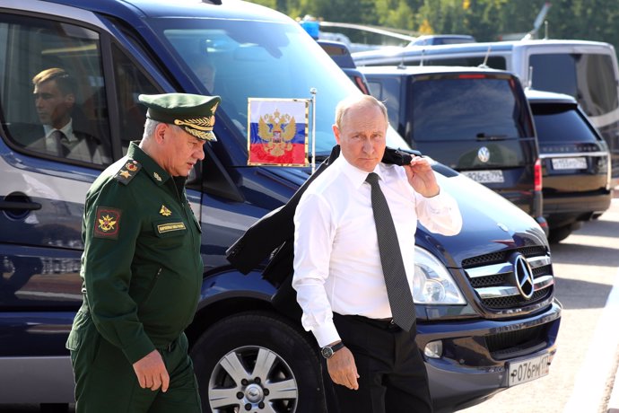 Archivo - HANDOUT - 15 August 2022, Russia, Moscow: Russian President Vladimir Putin walks with Defense Minister Sergei Shoigu at the opening of the Army 2022 International Military and Technical Forum. Photo: -/Krelmlin/dpa - ATTENTION: editorial use onl