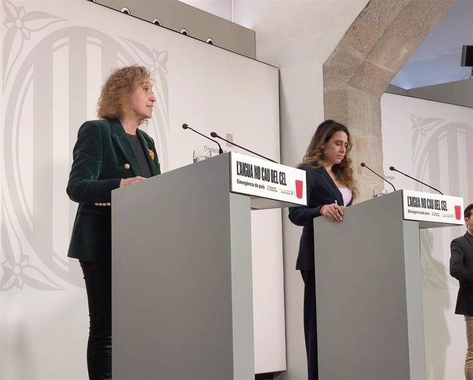 La portavoz del Govern, Patrícia Plaja, y la consellera de Territorio, Ester Capella, en rueda de prensa