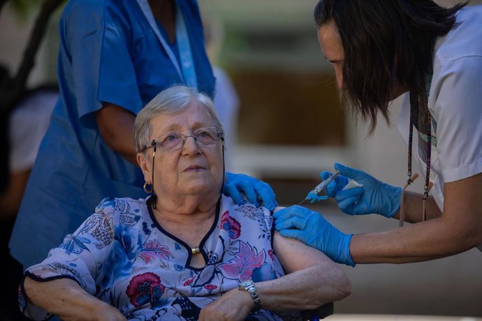 Archivo - Una mujer se vacuna durante el inicio de la campaña de vacunación, a 26 de septiembre de 2023, en L'Hospitalet de Llobregat, Barcelona, Catalunya (España)