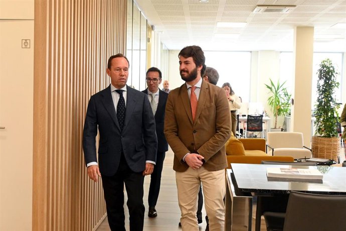 El vicepresidente de la Junta, Juan García-Gallardo (d), en su visita a las instalaciones de Codisoil en Carbajosa de la Sagrada (Salamanca)