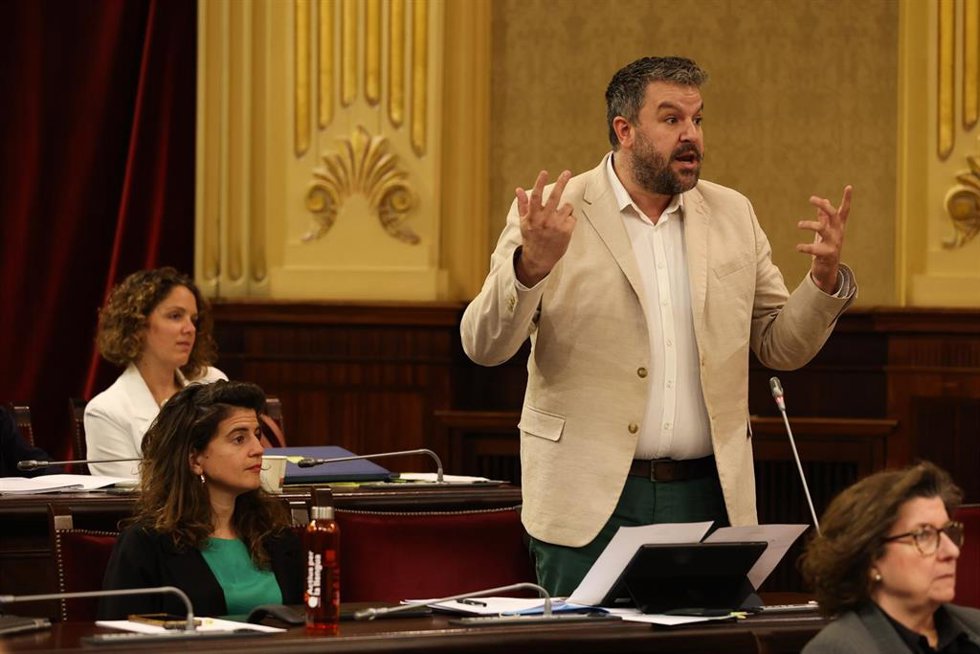 El portavoz parlamentario de MÉS, Lluís Apesteguia, en una intervención (imagen de archivo).