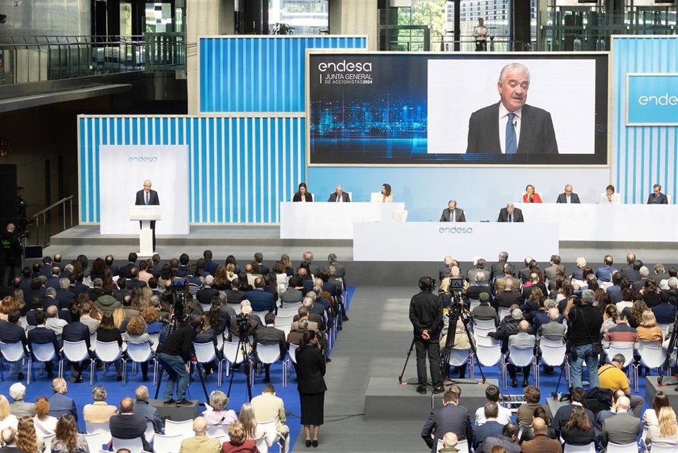 El consejero delegado de Endesa y vicepresidente de la Fundación Endesa, José Bogas (i), interviene durante la Junta General de Accionistas de Endesa, en su sede social, a 23 de abril de 2024, en Madrid (España). Endesa ha propuesto elevar su número de 
