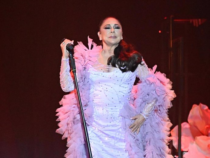 Isabel Pantoja sobre el escenario durante su concierto de su gira 50 aniversario en el WiZink Center, a 13 de abril de 2024, en Madrid (España).