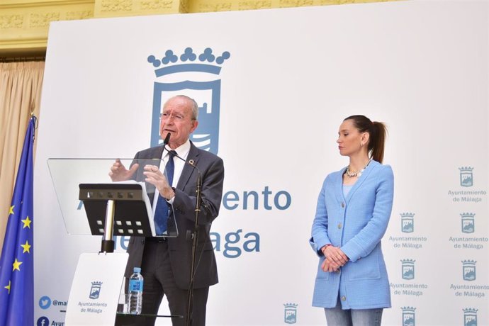 El alcalde de Málaga, Francisco de la Torre, junto con la concejala Elisa Pérez de Siles en la rueda de prensa de previas al pleno