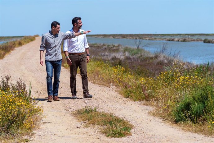 El presidente de la Junta de Andalucía, Juanma Moreno (i), junto al consejero de Sostenibilidad, Medio Ambiente y Economía Azul, Ramón Fernández-Pacheco (d), durante su visita a 'Veta la Palma', a 24 de abril de 2024, en Sevilla, Andalucía (España). 