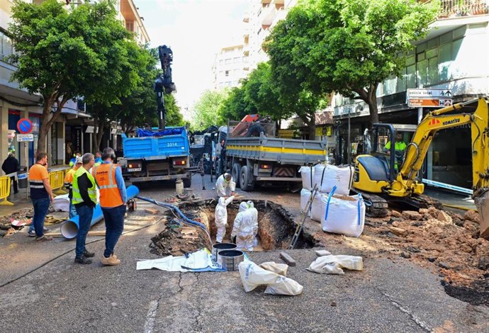 Operarios de Emaya trabajan en el socavón provocado para reparar la avería de la tubería en Calle Ramón y Cajal, en Palma.