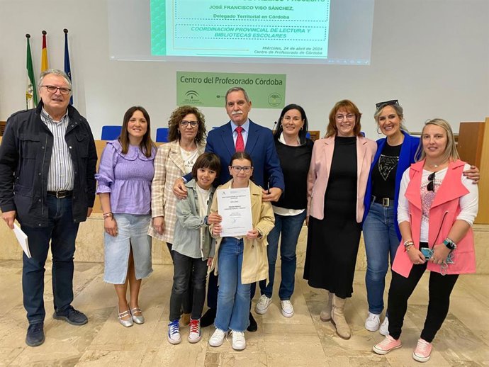 El delegado de Desarrollo Educativo y Formación Profesional, José Francisco Viso (centro), en la entrega de premios.