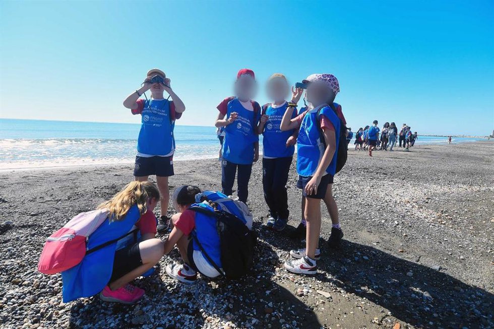 La iniciativa ha empezado con la participación de un centenar de estudiantes del Colegio Fundación Unicaja Rosario Moreno, que han custodiado los 1.600 metros cuadrados de la playa de la Misericordia en Málaga.
