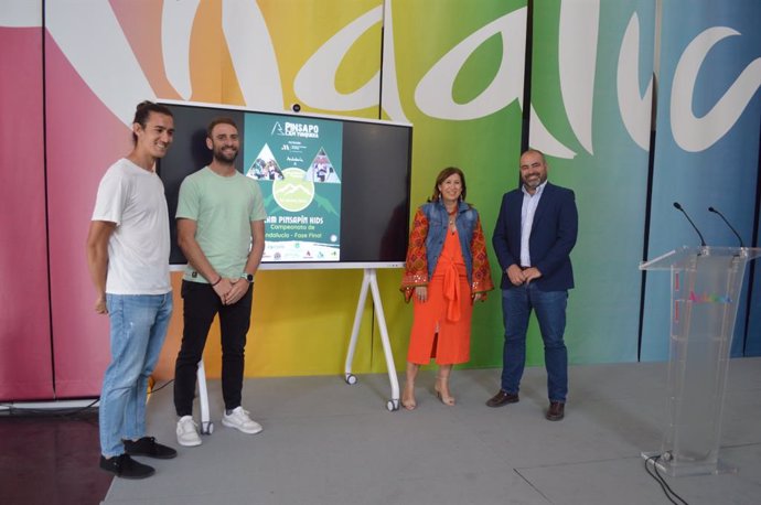 Foto de las autoridades participantes en la presentación del evento deportivo.