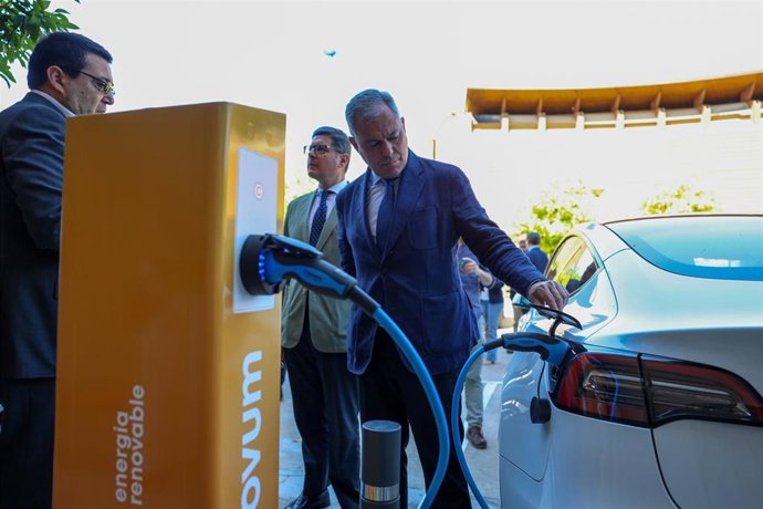 El alcalde, José Luis Sanz, junto a uno de los primeros 56 puntos de recarga para vehículos eléctricos, en la isla de La Cartuja.