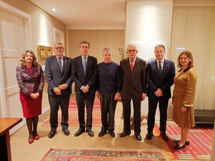 El expresidente de Colombia Juan Manuel Santo, junto a los rectores de las universidades del Campus Iberus.