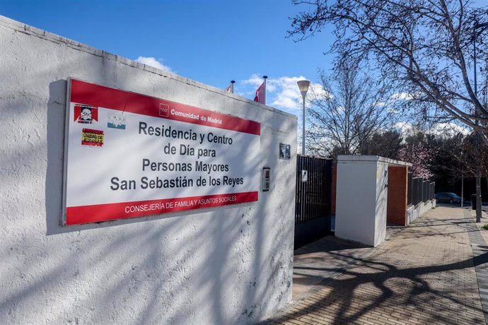 Archivo - Uno de los accesos a la residencia pública de mayores Moscatelares, a 4 de marzo de 2024, en San Sebastián de los Reyes, Madrid (España). La Policía Nacional ha detenido a un cuidador de 42 años por agredir sexualmente a una anciana de 100 años 