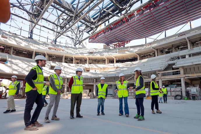 Imagen de la visita de la alcaldesa de Valencia, María José Catalá, a las obras del Roig Arena.