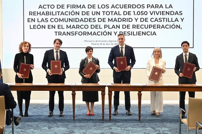 El consejero de Medio Amiente y la ministra de  Vivienda durante la firma para la restauraciòn de viviendas.