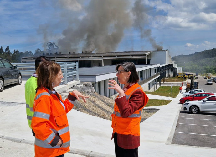 La consejera de Transición Ecológica, Industria y Desarrollo Económico del Principado de Asturias, Nieves Roqueñí, evalúa la situación del incendio producido en la planta de fracción resto de Cogersa junto a la gerente del consorcio, Paz Orviz.