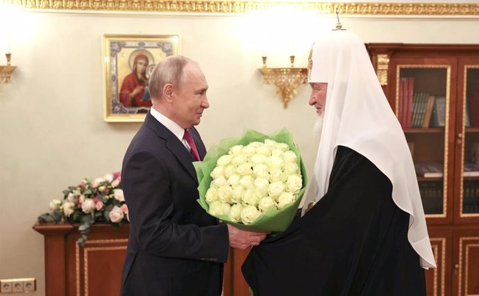 Archivo - February 1, 2024, Moscow, Russia: Russian President Vladimir Putin, left, congratulates Patriarch Kirill of Moscow and All Russia on the 15th anniversary of his enthronement at the Patriarchal Chambers of the Kremlin, February 1, 2024 in Moscow,