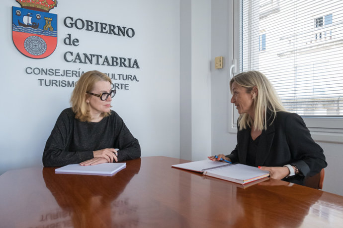 La consejera de Cultura, Turismo y Deporte, Eva Guillermina Fernández, recibe a la alcaldesa de Castro Urdiales.