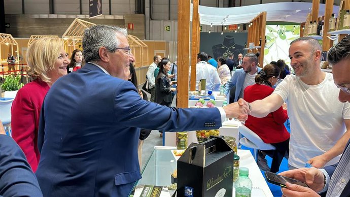 El presidente de la Diputación, Francisco Salado, durante su visita a Salón Gourmets, donde la marca Sabor a Málaga está realizando un destacado despliegue