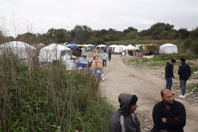 Archivo - September 19, 2023, DUNKIRK, Masions Lafitte, FRANCE: Migrants wait outside a migrant camp, 19 September 2023, in the Northen French city of Dunkirk. Migrants trying to leave France for the UK have increasingly opted for dangerous boat journeys 