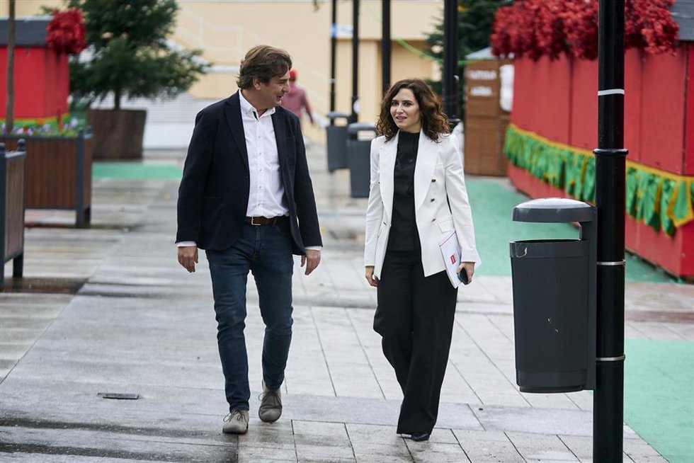 Archivo - La presidenta de la Comunidad de Madrid, Isabel Díaz Ayuso, es recibida por el alcalde de Fuenlabrada, Francisco Javier Ayala, Ortega, en Fuenlabrada, el 14 de diciembre de 2022. Archivo.