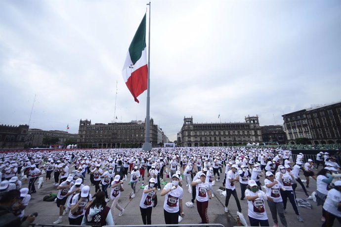 Archivo - 18 June 2022, Mexico, Mexico City: People take part in the massive boxing class in the Mexico City zocalo, where the new Guinness World Record was obtained with a total of 14,299 persons taking boxing class. 
