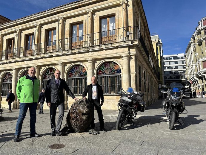 El alcalde de León, José Antonio Diez, junto con el motorista Anselmo Tascón Álvarez