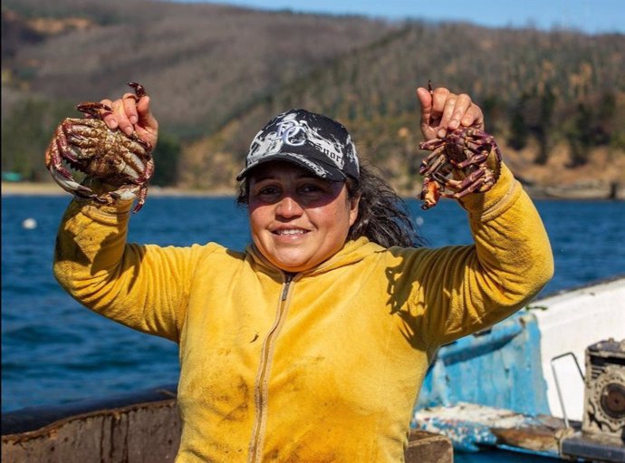 Dania Riquelme, una pescadora chilena a la que la Fundación Microfinanzas BBVA (FMBBVA) y el Programa de las Naciones Unidas para el Desarrollo (PNUD) van a a ayudar a través de su acuerdo de colaboración.