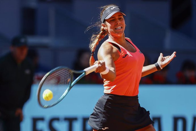 Jessica Bouzas golpea una bola en su partido ante Paula Badosa en el Mutua Madrid Open 2024