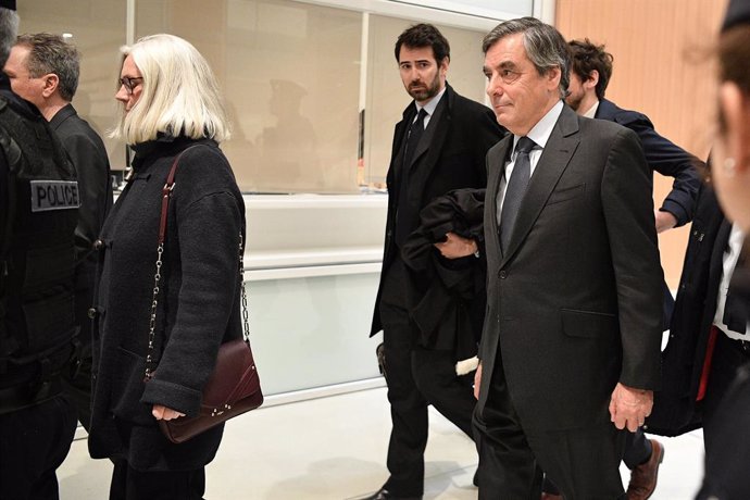 Archivo - PARIS, March 11, 2020  -- File photo shows former French Prime Minister Francois Fillon and his wife Penelope Fillon arriving a courthouse in Paris, France, on Feb. 24, 2020. French prosecutors on Tuesday requested an "exemplary sentence" agains