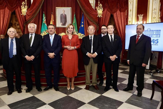 La presidenta de la Diputación de Cádiz, Almudena Martínez, preside la foto de grupo al inicio del Pleno Institucional para conmemorar el 45 aniversario de las Corporaciones locales democráticas. A 24 de abril de 2024, en Cádiz (Andalucía, España).