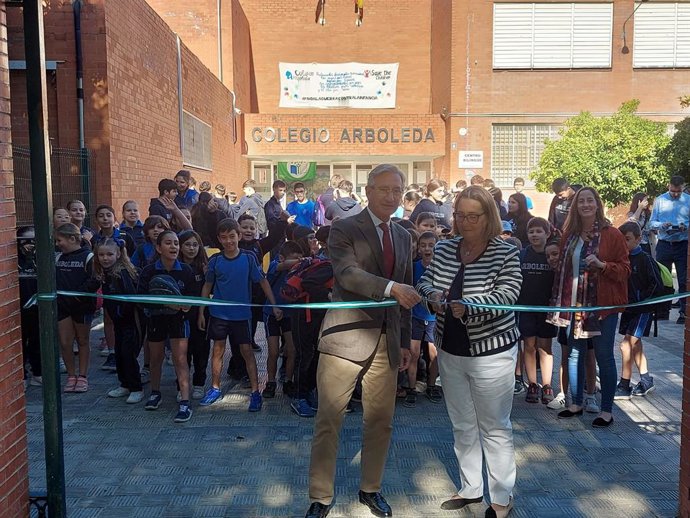 El delegado territorial de Desarrollo Educativo y FP, Miguel Ángel Araúz, y la delegada territorial de Salud y Consumo, Regina Serrano, en un acto de hábitos de vida saludable en colegios de la provincia.