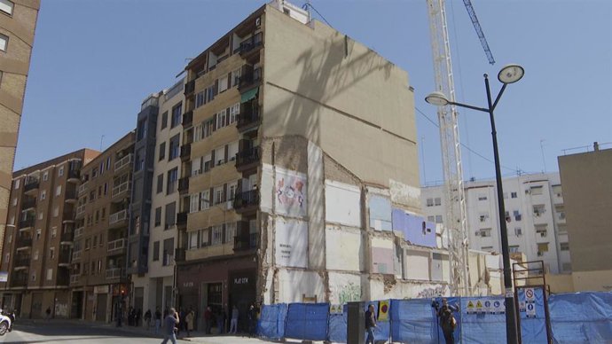 Edificio afectado por grietas en la avenida Constitución de Valncia