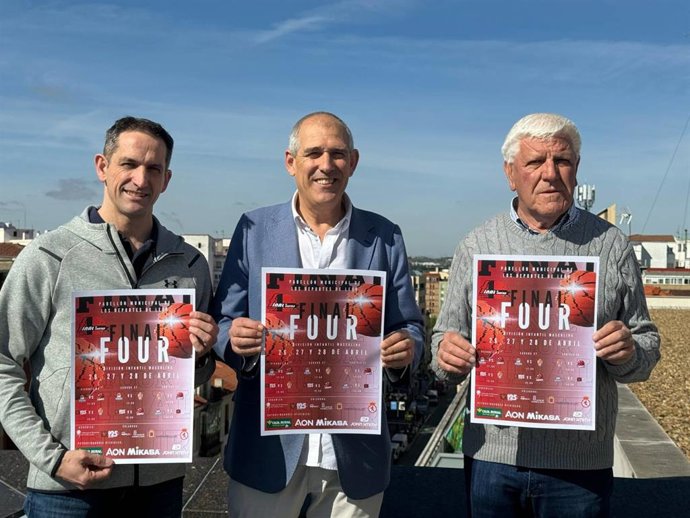 El concejal de Deportes, Vicente Canuria, en el centro, junto con los organizadores del torneo.