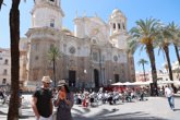 Foto: Más de 8.000 turistas llegan este jueves a Cádiz al coincidir dos cruceros en el puerto