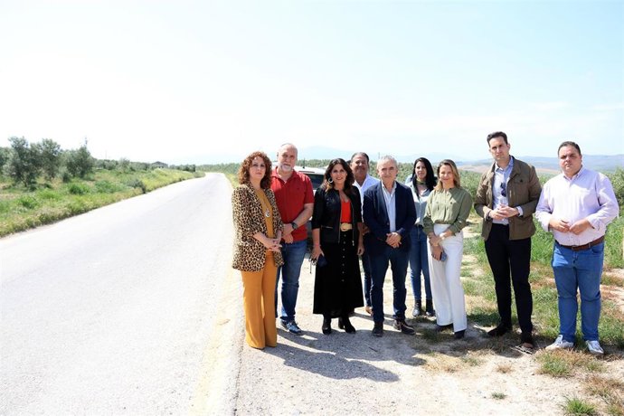 Visita de representantes del PSOE a la carretera que enlaza con Geolit.