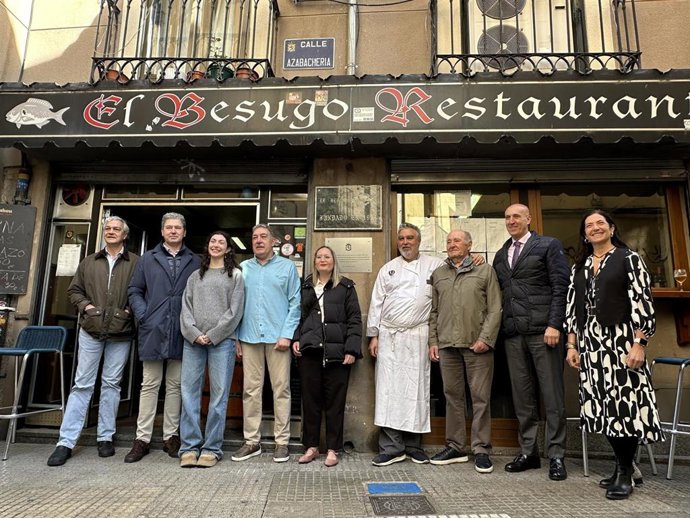 El alcalde de León, junto con los dueños del restaurante y trabajadores, en la foto de familia tras el acto de homenaje.
