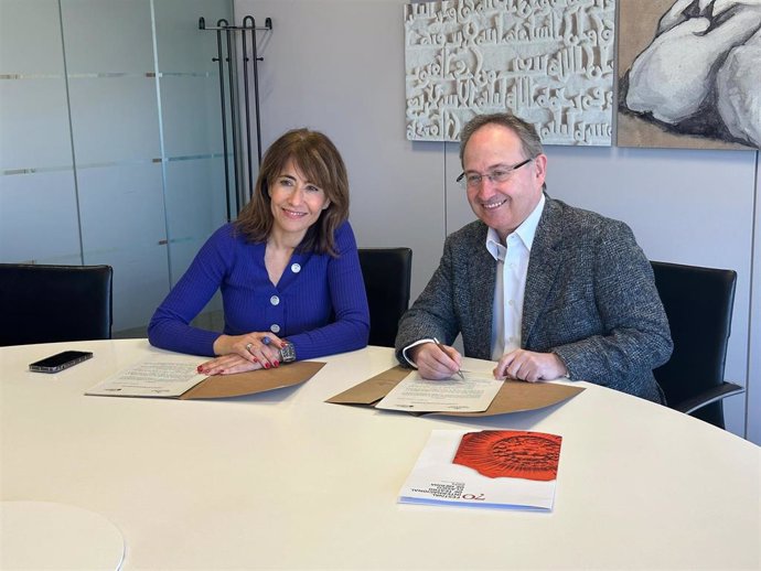 El director del Festival Internacional de Teatro Clásico de Mérida, Jesús Cimarro, y la presidenta de Paradores, Raquel Sánchez, firman un acuerdo de colaboración