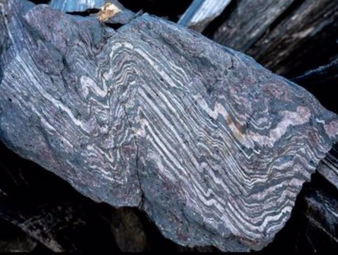 Un ejemplo de la formación de bandas de hierro de 3.700 millones de años de antigüedad que se encuentra en la parte noreste del cinturón supracrustal de Isua.