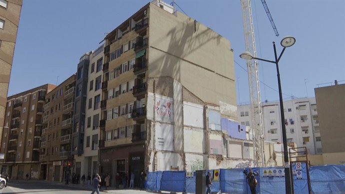 Edifici afectat per clevills a l'avinguda Constitució de València