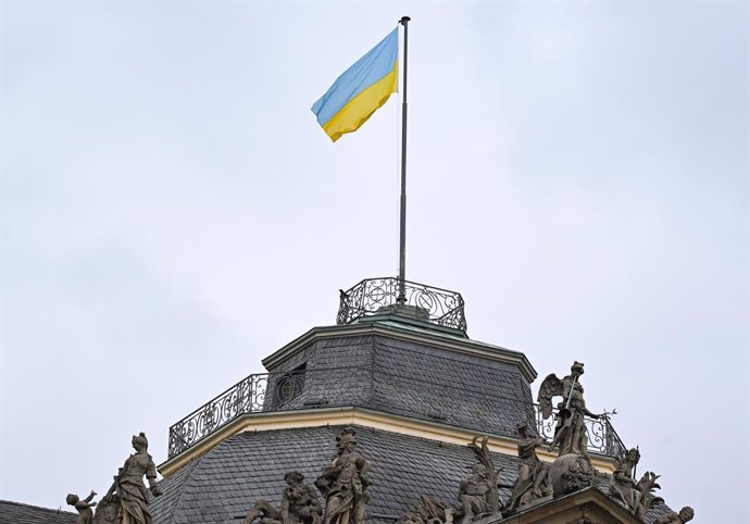 Archivo - 24 February 2023, Baden-Wuerttemberg, Stuttgart: On the anniversary of the attack on Ukraine, the flag of Ukraine is hoisted at the Ministry of State in Stuttgart. Photo: Bernd Weibrod/dpa