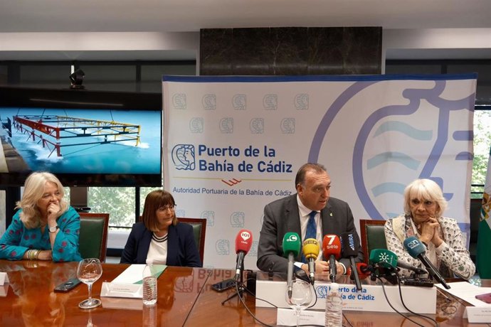Arturo Bernal explicando la intervención en el pecio hundido en el puerto de Cádiz.
