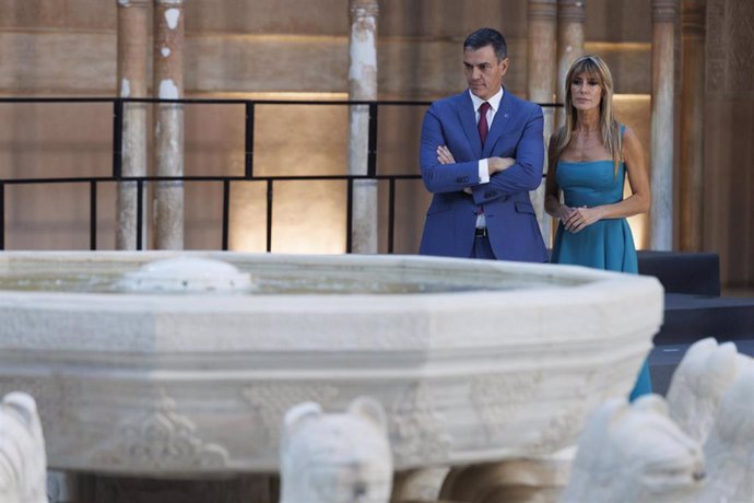 Archivo - El presidente del Gobierno en funciones, Pedro Sánchez, junto a su mujer, Begoña Gómez, antes de la cena oficial la III Cumbre de la Comunidad Política Europea (CPE) en la Alhambra, a de octubre del 2023 en Granada (Andalucía, España).