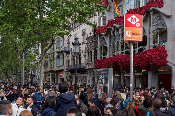 Archivo - Varios ciudadanos durante la Diada de Sant Jordi en Barcelona.