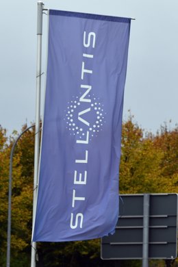 Archivo - FILED - 19 October 2021, Thuringia, Eisenach: The Stellantis logo on a banner is seen outside the Opel plant in Eisenach. Dutch carmaker Stellantis reported on Thursday higher profit and revenues in its fiscal 2023. Photo: Martin Schutt/ZB/dpa