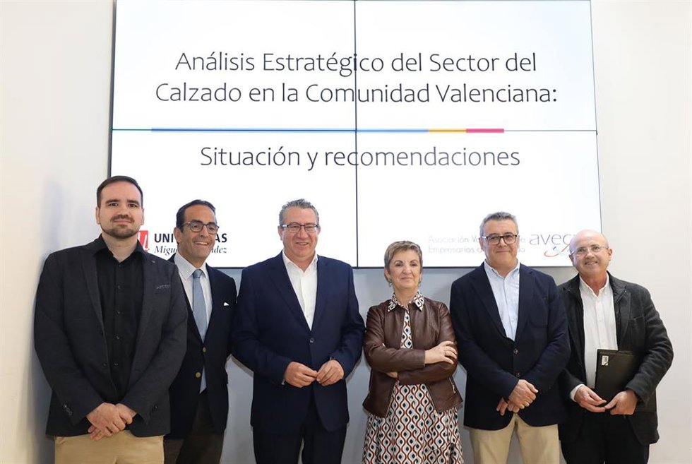 El presidente de la Diputación de Alicante, Toni Pérez, la presidenta de Avecal, Marián Cano, y autores de un informe sobre el sector del calzado en la Comunitat Valenciana.