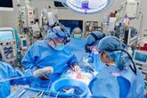 Foto: Realizan el primer trasplante combinado de bomba cardíaca y riñón de cerdo a una paciente con una enfermedad terminal