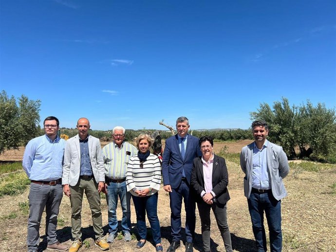 El delegado de Agricultura, Pesca, Agua y Desarrollo Rural de la Junta, Francisco Acosta (tercero por la dcha.), ha realizado una visita técnica a las obras de la EDAR de Fuente Tójar.