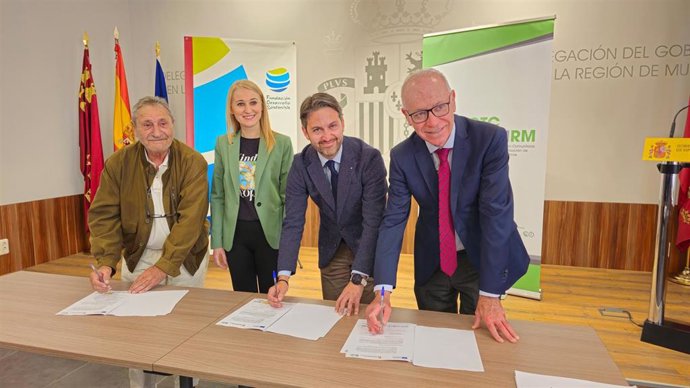 Los representantes de las OTC de la Región de Murcia en la firma junto a la delegada del Gobierno, Mariola Guevara