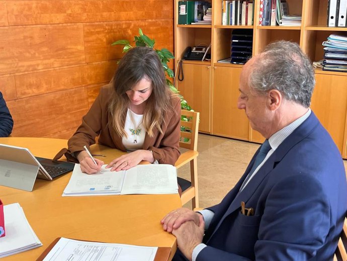 La vicealcaldesa y concejala de Fomento y Patrimonio, Rebeca Pérez, firma la operación de venta de dos parcelas municipales situadas en la pedanía de La Alberca, concretamente en la zona del desarrollo de Montevida