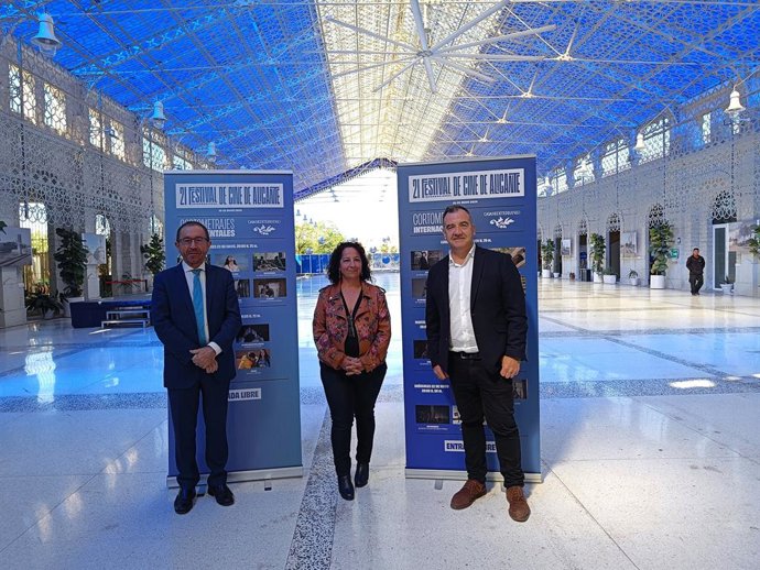 Andrés Perelló, Director General de Casa Mediterráneo; Inma Serrano, cantautora; y Vicente Seva, Director del Festival Internacional de Cine de Alicante.